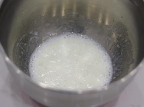 牛奶和色拉油一起秤量后打至乳化