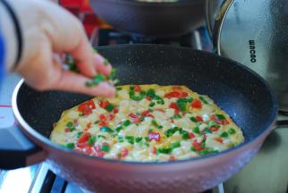 打开盖子，出锅前撒上切碎的香葱。