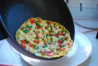 出锅装盘，上桌开吃喽！这样一盘好吃好看、少油健康的鸡蛋豆腐饼就做好了。赶快来试试吧！这锅真心好，一点儿也不粘。