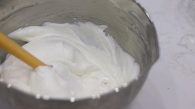 【步骤7】分两次加入蛋糕糊中，每次翻拌均匀后再加入下一次