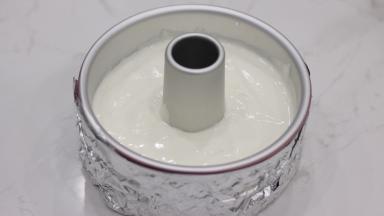 翻拌好的蛋糕糊倒入戚风模具中，轻震模具使表面平整（可以在模具外壁包裹锡纸，避免侧面上色过度）。拌好的蛋糕糊倒入戚风模具中，轻震模具使表面平整