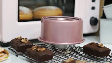 出炉悬空倒扣晾凉后脱模即可