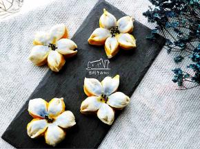 蓝色的桃花酥。