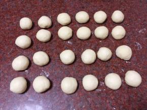 发酵完成的面团进行排气，再分成约30g一个的24等份，并松弛10分钟