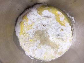 将所有材料倒入厨师机中
