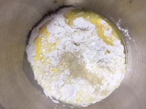 将所有材料倒入厨师机中
