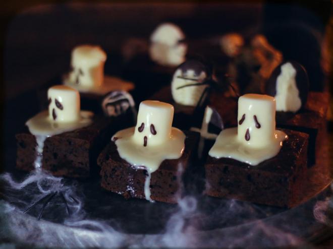 万圣节墓地巧克力布朗尼
