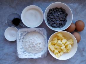 准备好各种食材，预热烤箱，上下火175度，10分钟。