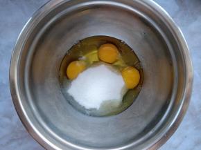 将鸡蛋和盐、糖用蛋抽混合好，放到一边备用。