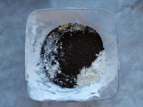 中筋粉加可可粉，过筛两次，备用。