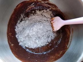 将蛋液和粉类食材依次倒入巧克力溶液中，搅匀到看不到干粉状态即可。