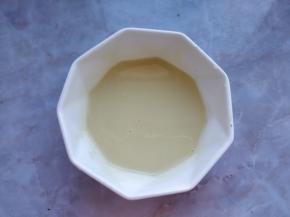 将白巧克力融化成液体状态，和淡奶油混合好，静置降温到28度左右。