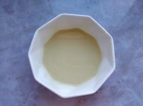将白巧克力融化成液体状态，和淡奶油混合好，静置降温到28度左右。