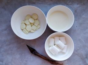 趁烘烤的同时，准备好装饰甘那许的食材。