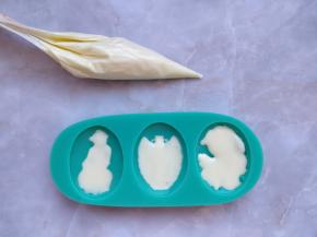 另取一点儿融化的白巧克力，挤入模具内，放入冰箱冷藏到凝固。