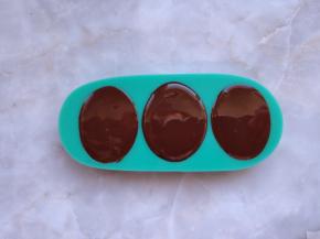 再用一点儿融化的黑巧克力填充满，冷藏到凝固。