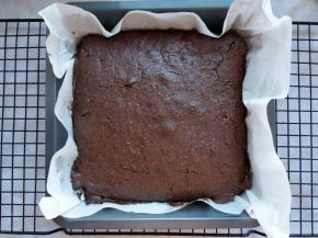 将烤好的巧克力布朗尼蛋糕取出，脱模后放到晾网上晾凉。