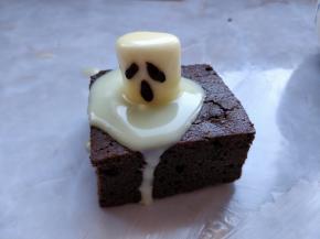 用少许黑巧克力画出尖叫的表情即可。