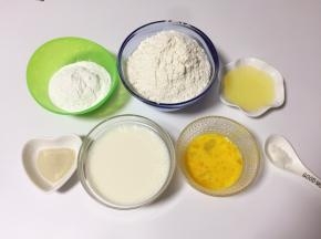准备材料：
高筋面粉300g、糯米粉60g、干酵母6g、鸡蛋1个、纯牛奶190g、细砂糖40g、盐4g、玉米油30g
表面：糯米粉适量、油适量