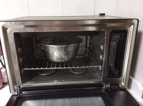 装入盆中，盖上保鲜膜，放入蒸烤箱中开启发酵模式（可室温发酵），发酵至2倍大