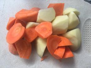 胡萝卜跟土豆切大块