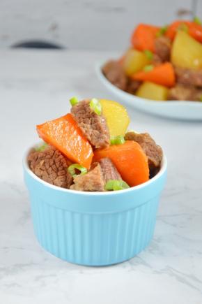 美味的牛肉炖土豆就可以吃啦，喜欢香菜的也可以撒上一点香菜末，特别香
