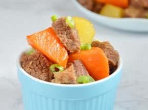 美味的牛肉炖土豆就可以吃啦，喜欢香菜的也可以撒上一点香菜末，特别香
