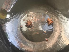 加入花椒跟八角