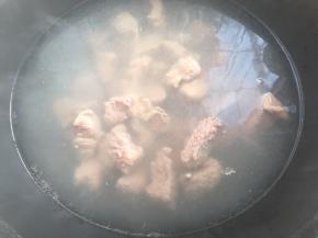 锅内加水烧开，将牛肉入锅煮一会，去掉表层飘起来的血水泡沫