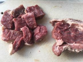 新鲜牛肉切块