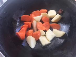 加入胡萝卜跟土豆块翻炒