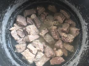 将葱段跟蒜挑出去