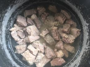 将葱段跟蒜挑出去
