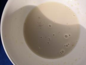 牛奶加酵母混合均匀和鸡蛋液分别加入面粉中