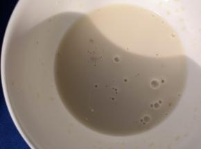 牛奶加酵母混合均匀和鸡蛋液分别加入面粉中