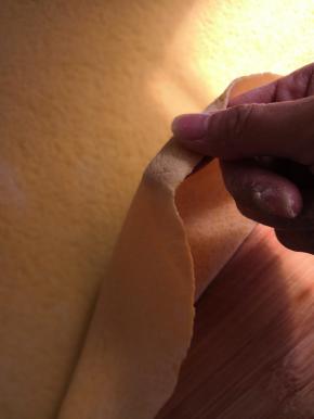 面团擀成大约二毫米厚的面片