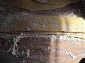 面片撒干面粉摞起来