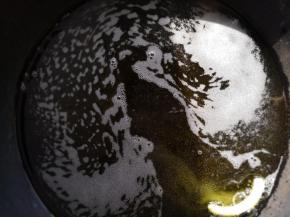 葵花籽油中火加热到七成