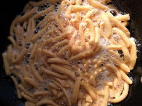 放入面条炸成微微发黄捞出备用