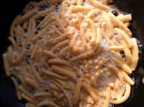 放入面条炸成微微发黄捞出备用
