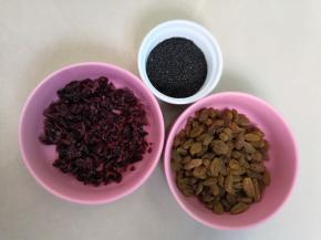 蔓越莓干切碎备用