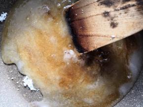 糖和麦芽糖加适量的清水熬成糖浆全程要小火