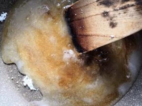 糖和麦芽糖加适量的清水熬成糖浆全程要小火