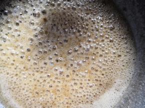 糖浆起浓密的小泡泡或者用筷子挑一点糖浆蘸冷水如果拉丝就熬好了