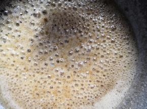 糖浆起浓密的小泡泡或者用筷子挑一点糖浆蘸冷水如果拉丝就熬好了