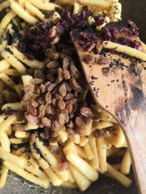 加入蔓越莓干、葡萄干、熟的黑芝麻快速翻拌均匀