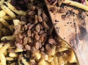 加入蔓越莓干、葡萄干、熟的黑芝麻快速翻拌均匀
