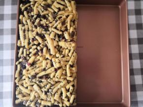 放入方形烤盘整形压实晾凉