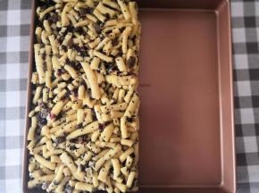 放入方形烤盘整形压实晾凉