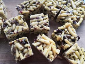 用刀切成大小适中的块儿即可食用